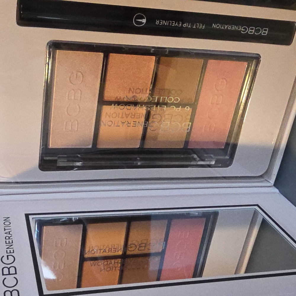 BCBGeneration NEW Essential Face Set with Mirror - Picture 6 of 7